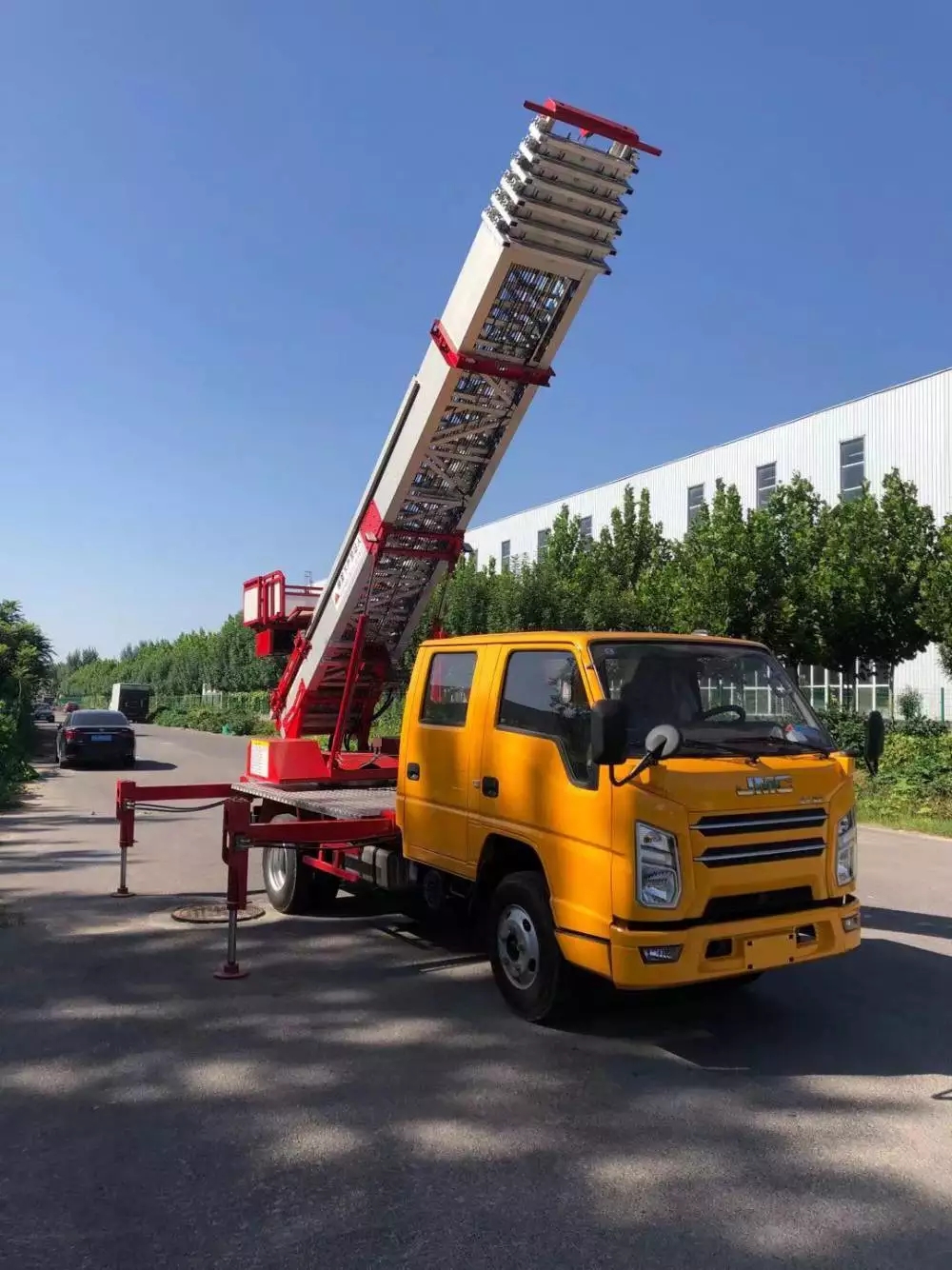三伏潭镇附近的云梯车出租服务：轻松解决高空作业需求
